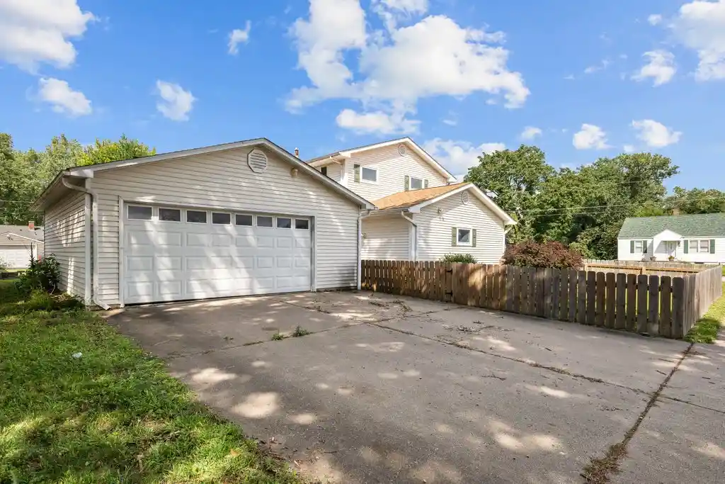 Listing Photo 34 - Condo for sale in 1131 48th St located at 1131 48th St, Moline, IL 61265 - Unit #16
