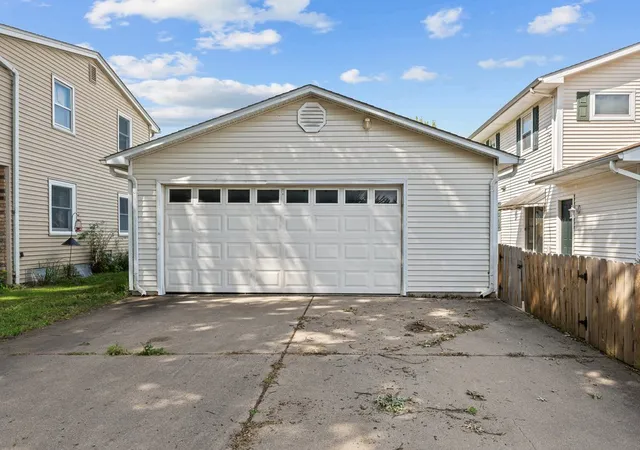 Listing Photo 4 - Condo for sale in building located at 1131 48th St, Moline, IL 61265 - Unit #16