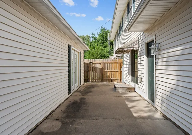 Listing Photo 5 - Condo for sale in building located at 1131 48th St, Moline, IL 61265 - Unit #16