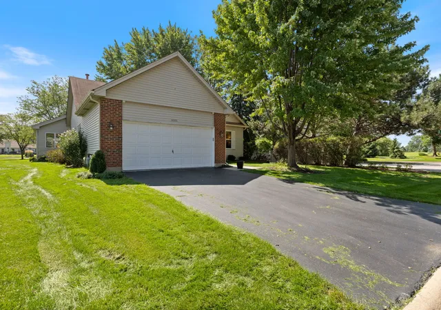 Photo 3 of Single family home for sale at 21000 W Hazelnut Ln, Plainfield, IL 60544 | MLS# 12742489 | Listing updated on 2026-09-30