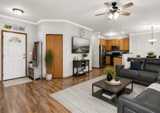 Listing Photo 4 - Condo for sale in building located at 625 Arbor Cir, Lakemoor, IL 60051