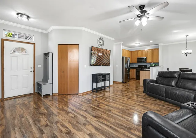 Listing Photo 5 - Condo for sale in building located at 625 Arbor Cir, Lakemoor, IL 60051
