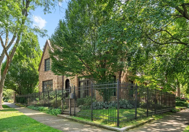 Photo 2 of Single family home for sale at 3045 W Ardmore Ave, Chicago, IL 60659 | MLS# 12742597 | Listing updated on 2026-09-26