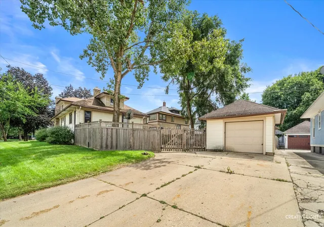Photo 3 of Single family home for sale at 450 Arlington Ave, Elgin, IL 60120 | MLS# 12742730 | Listing updated on 2026-09-23