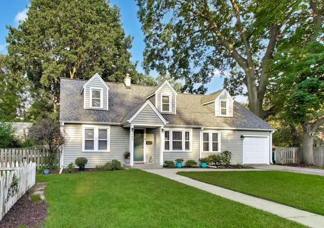 Photo 2 of Single family home for sale at 402 Park St, Batavia, IL 60510 | MLS# 12742768 | Listing updated on 2026-10-04