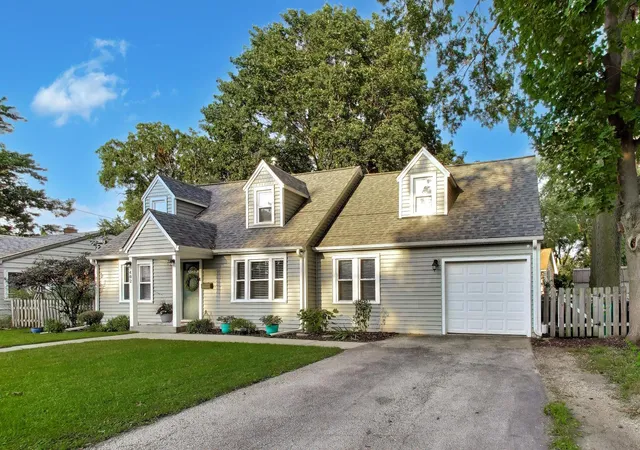 Photo 3 of Single family home for sale at 402 Park St, Batavia, IL 60510 | MLS# 12742768 | Listing updated on 2026-10-04