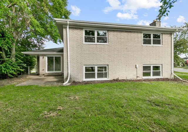 Photo 3 of Single family home for sale at 326 S Minerva Ave, Glenwood, IL 60425 | MLS# 12743034 | Listing updated on 2026-09-23