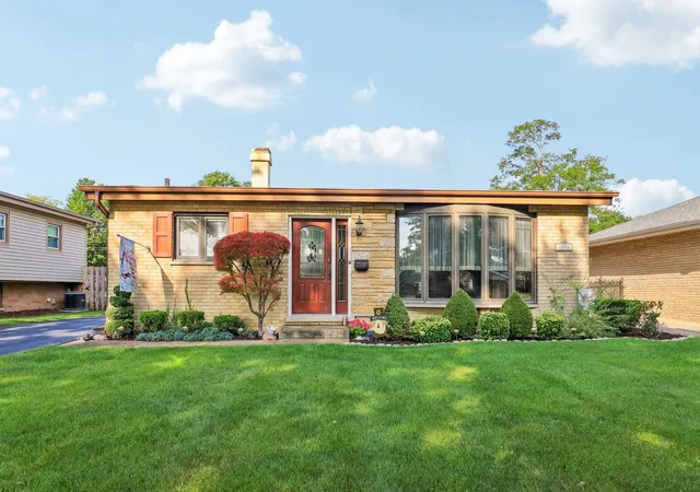Photo 1 of Single family home for sale at 1058 Seymour Ave, Des Plaines, IL 60016 | MLS# 12743164 | Listing updated on 2026-10-05