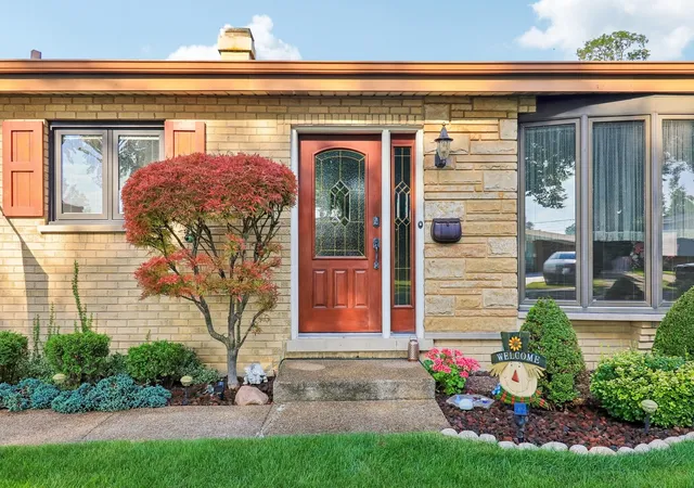 Photo 3 of Single family home for sale at 1058 Seymour Ave, Des Plaines, IL 60016 | MLS# 12743164 | Listing updated on 2026-10-05