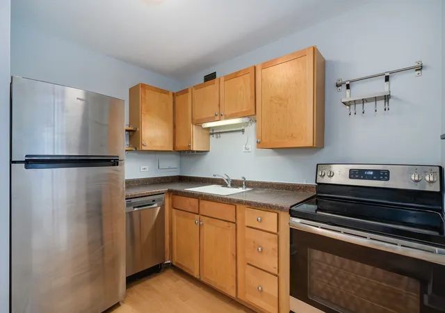 Photo 2 of Condo for sale at 555 W Cornelia Ave #403, Chicago, IL 60657 | MLS# 12743262 | Listing updated on 2026-10-15