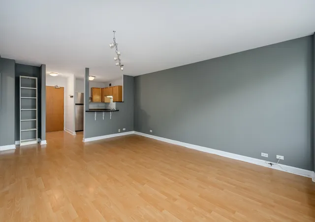 Photo 4 of Condo for sale at 555 W Cornelia Ave #403, Chicago, IL 60657 | MLS# 12743262 | Listing updated on 2026-10-15