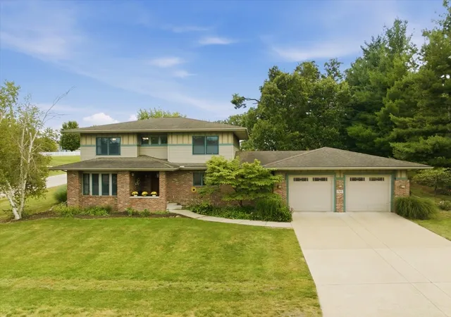 Photo 2 of Single family home for sale at 705 E Newton St, Heyworth, IL 61745 | MLS# 12743282 | Listing updated on 2026-10-07