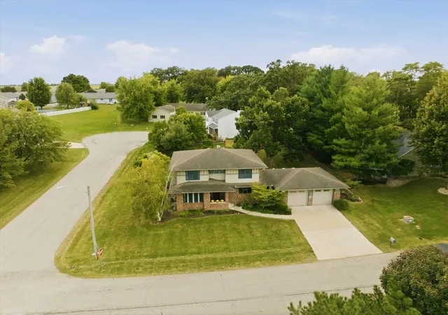 Photo 3 of Single family home for sale at 705 E Newton St, Heyworth, IL 61745 | MLS# 12743282 | Listing updated on 2026-10-07