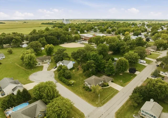 Photo 4 of Single family home for sale at 705 E Newton St, Heyworth, IL 61745 | MLS# 12743282 | Listing updated on 2026-10-11