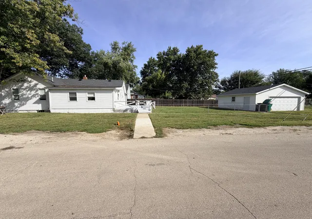 Photo 2 of Single family home for sale at 811 S Monroe St, Streator, IL 61364 | MLS# 12743336 | Listing updated on 2026-09-16
