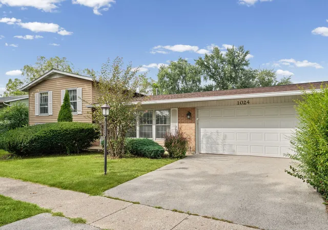 Photo 2 of Single family home for sale at 1024 Yorkshire Dr, Hanover Park, IL 60133 | MLS# 12743353 | Listing updated on 2026-09-24