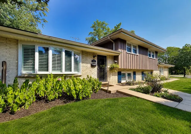 Photo 1 of Single family home for sale at 116 W Central Rd, Arlington Heights, IL 60005 | MLS# 12743367 | Listing updated on 2026-09-21