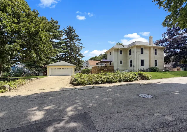 Photo 3 of Sale Pending at 1426 W Lincoln Blvd, Freeport, IL 61032 | MLS# 12743432 | Listing updated on 2026-09-30