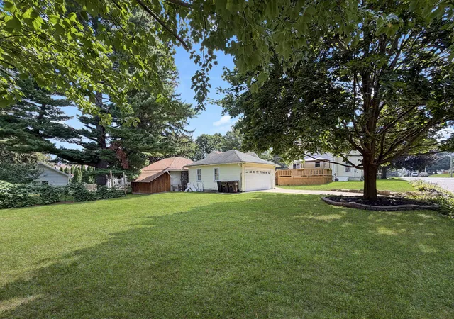 Photo 4 of Sale Pending at 1426 W Lincoln Blvd, Freeport, IL 61032 | MLS# 12743432 | Listing updated on 2026-09-30