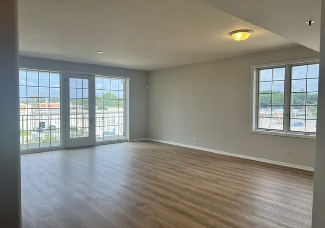 Listing Photo 4 - Condo for sale in building located at 541 N Hough St, Barrington, IL 60010 - Unit #305