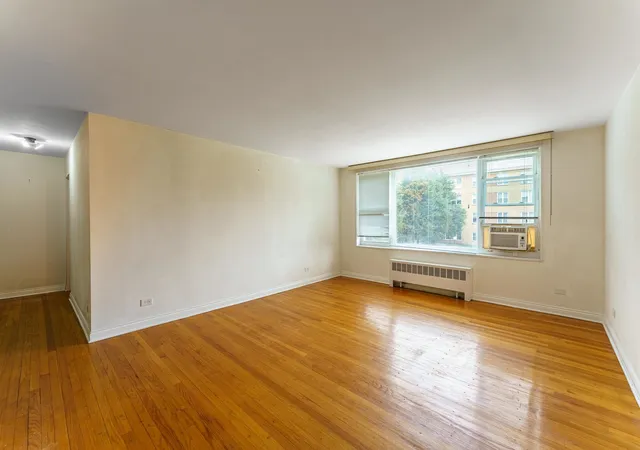 Listing Photo 3 - Condo for sale in building located at 6035 N Damen Ave, Chicago, IL 60659 - Unit #109