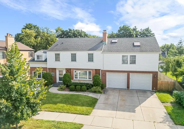 Photo 3 of Single family home for sale at 225 Stratford Rd, Des Plaines, IL 60016 | MLS# 12743537 | Listing updated on 2026-09-15