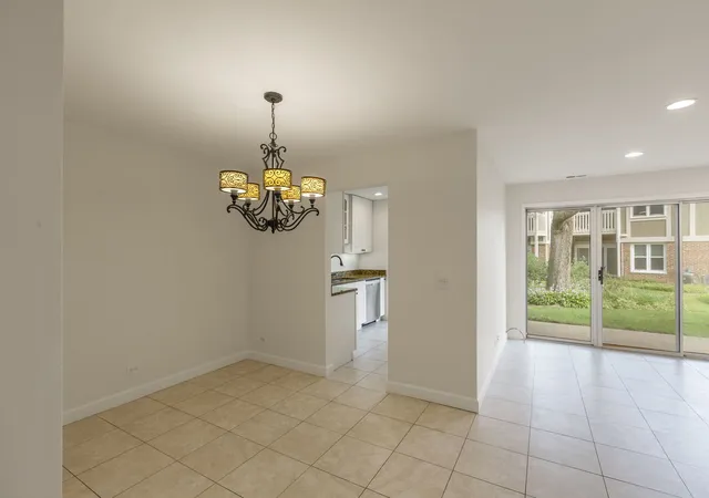 Listing Photo 4 - Condo for sale in building located at 1255 Regency Ct, Vernon Hills, IL 60061 - Unit #1255