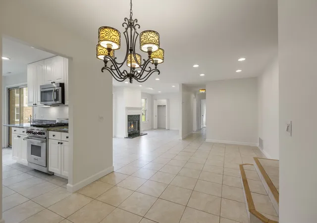 Listing Photo 5 - Condo for sale in building located at 1255 Regency Ct, Vernon Hills, IL 60061 - Unit #1255