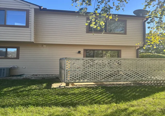 Listing Photo 4 - Condo for sale in building located at 1222 Lancaster Dr, Champaign, IL 61821 - Unit #1222