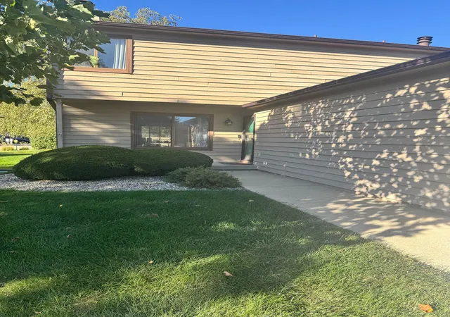 Listing Photo 5 - Condo for sale in building located at 1222 Lancaster Dr, Champaign, IL 61821 - Unit #1222