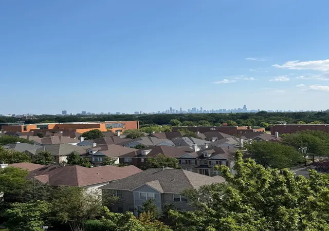 Listing Photo 5 - Condo for sale in building located at 6833 N Kedzie Ave, Chicago, IL 60645 - Unit #801