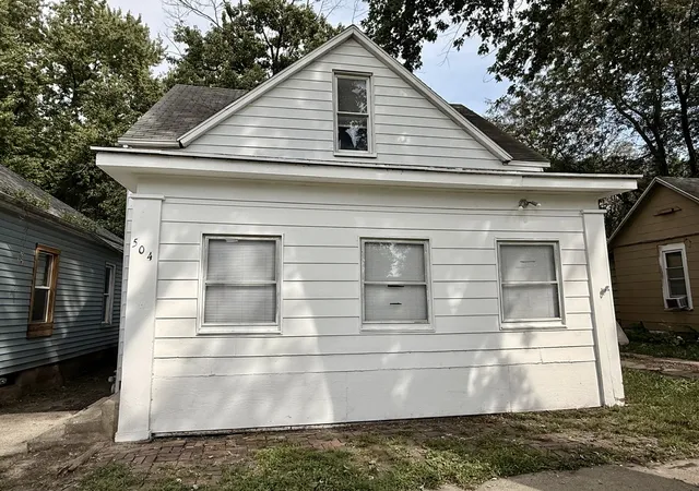 Photo 1 of Single family home for sale at 504 S East St, Clinton, IL 61727 | MLS# 12743642 | Listing updated on 2026-09-13