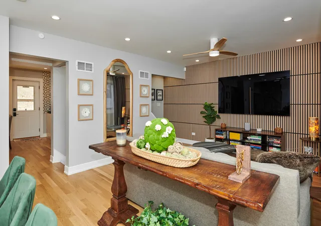 Photo 3 of Townhouse for sale at 6242 N Kenmore Ave #D, Chicago, IL 60660 | MLS# 12743779 | Listing updated on 2026-09-27