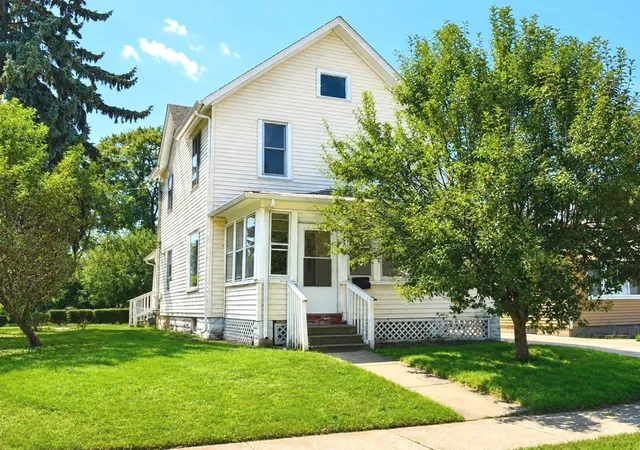 Photo 1 of Single family home for sale at 900 Spruce St, Aurora, IL 60506 | MLS# 12743784 | Listing updated on 2026-09-13
