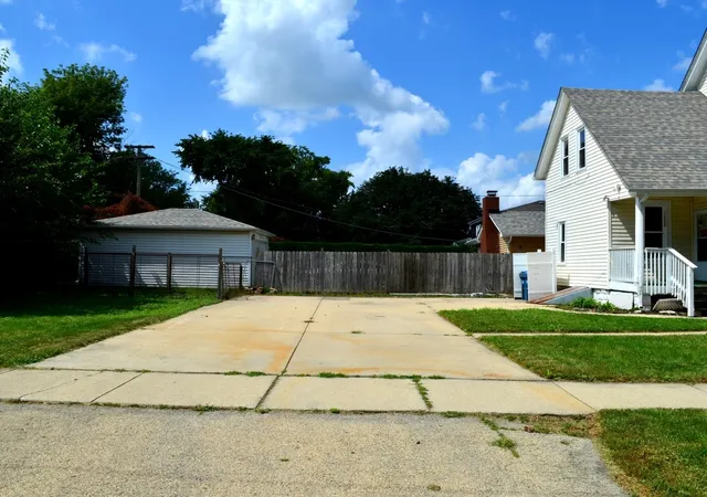 Photo 17 of Single family home for sale at 900 Spruce St, Aurora, IL 60506 | MLS# 12743784 | Listing updated on 2026-09-13