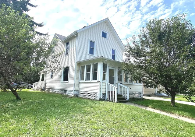 Photo 2 of Single family home for sale at 900 Spruce St, Aurora, IL 60506 | MLS# 12743784 | Listing updated on 2026-09-13