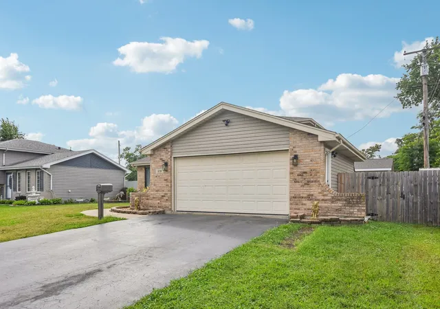 Photo 3 of Single family home for sale at 520 N Kinzie Pl, Thornton, IL 60476 | MLS# 12743822 | Listing updated on 2026-09-21