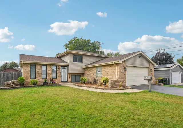 Photo 3 of Single family home for sale at 520 N Kinzie Pl, Thornton, IL 60476 | MLS# 12743822 | Listing updated on 2026-09-21