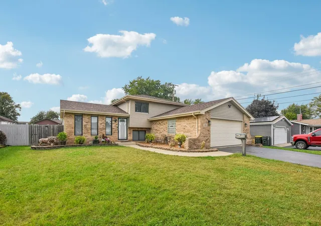Photo 4 of Single family home for sale at 520 N Kinzie Pl, Thornton, IL 60476 | MLS# 12743822 | Listing updated on 2026-09-21