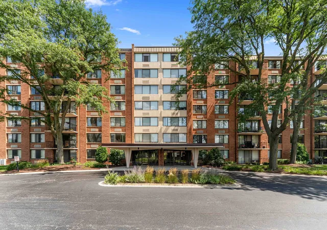 Listing Photo 1 - Condo for sale in building located at 2000 Saint Regis Dr, Lombard, IL 60148 - Unit #7D