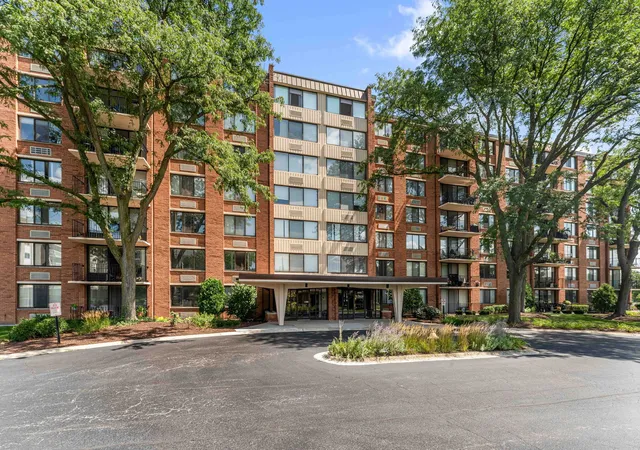 Listing Photo 2 - Condo for sale in building located at 2000 Saint Regis Dr, Lombard, IL 60148 - Unit #7D