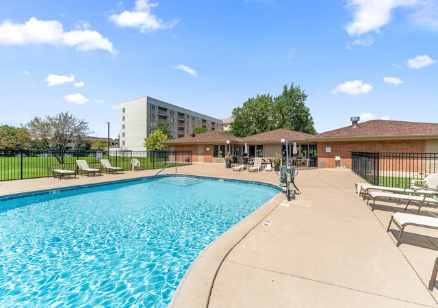 Listing Photo 4 - Condo for sale in building located at 2000 Saint Regis Dr, Lombard, IL 60148 - Unit #7D