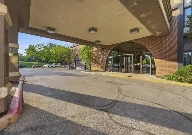 Listing Photo 3 - Condo for sale in building located at 1 Renaissance Pl, Palatine, IL 60067 - Unit #816