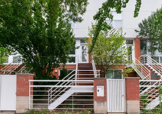Townhouse for sale at 1745 W Wellington Ave, Chicago, IL 60657 | MLS# 12744052