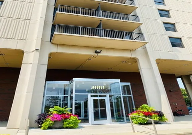 Listing Photo 1 - Condo for sale in building located at 3001 S Michigan Ave, Chicago, IL 60616 - Unit #1303
