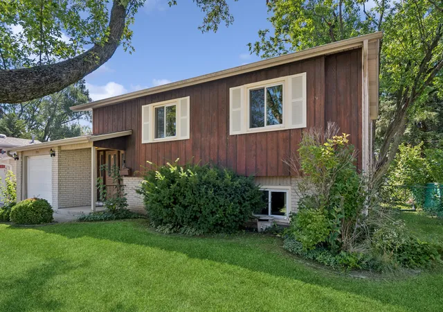 Photo 2 of Single family home for sale at 731 Nolan Ave, Glendale Heights, IL 60139 | MLS# 12744139 | Listing updated on 2026-09-16