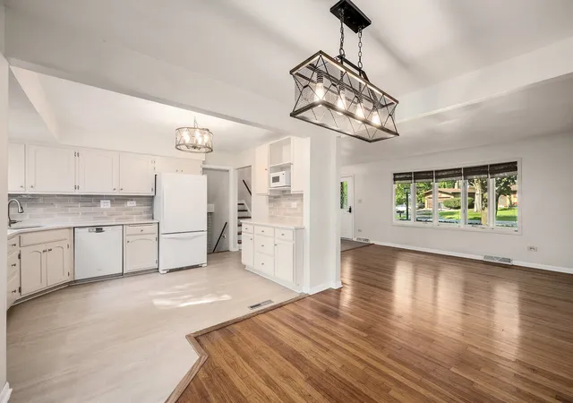 Photo 4 of Single family home for sale at 6151 Leonard Ave, Downers Grove, IL 60516 | MLS# 12744223 | Listing updated on 2026-09-14