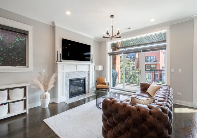 Photo 2 of Condo for sale at 920 W Wrightwood Ave #2, Chicago, IL 60614 | MLS# 12744259 | Listing updated on 2026-09-23