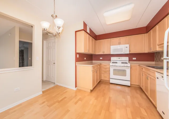 Listing Photo 5 - Condo for sale in building located at 6815 N Milwaukee Ave, Niles, IL 60714 - Unit #507