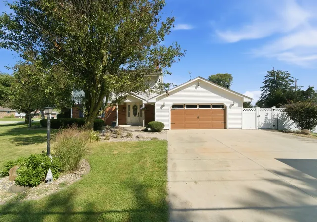 Photo 2 of Single family home for sale at 1847 W Tower Dr, Kankakee, IL 60901 | MLS# 12744359 | Listing updated on 2026-09-06